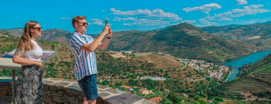 Douro half-day tour with wine, boat trip and viewpoint