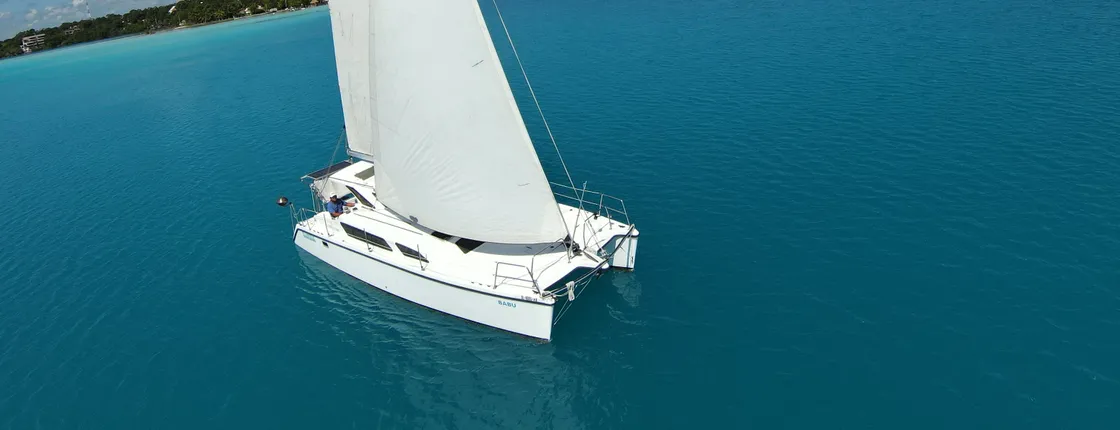 Catamarán por la Laguna de los 7 Colores