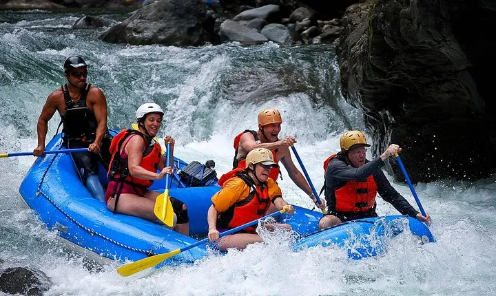 Day Trip to Pacuare River Rafting Class III-IV from San Jose