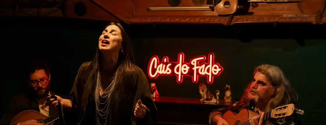 Traditional fado show with local artists in Porto