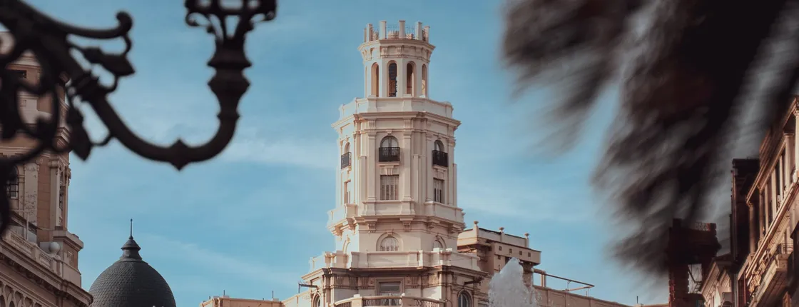 Guided tour to Valencia's photogenic places with a local