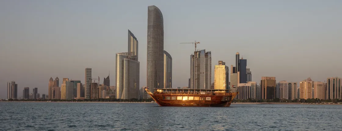 Sightseeing cruise with refreshments and show at Presidential Palace