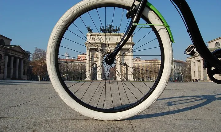 Milan's Hidden Gems: Unique Bike Tour (ENG, NL)