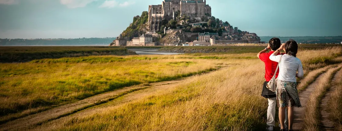D-Day Beach and Mont Saint-Michel Guided Day Tour from Paris