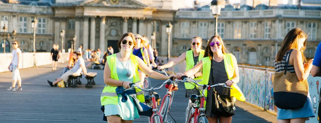 Guided bike tour of Paris by night with complimentary wine