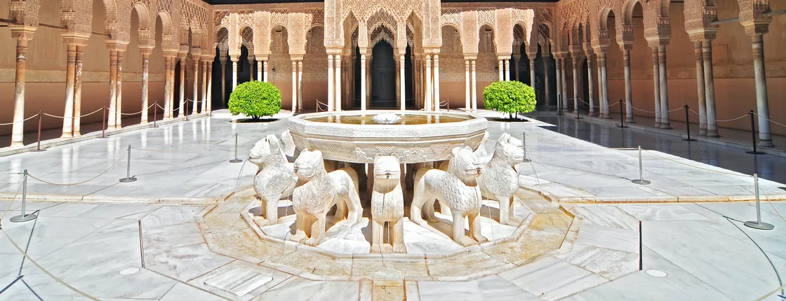 Alhambra guided group tour with Nasrid Palaces and Generalife Palace