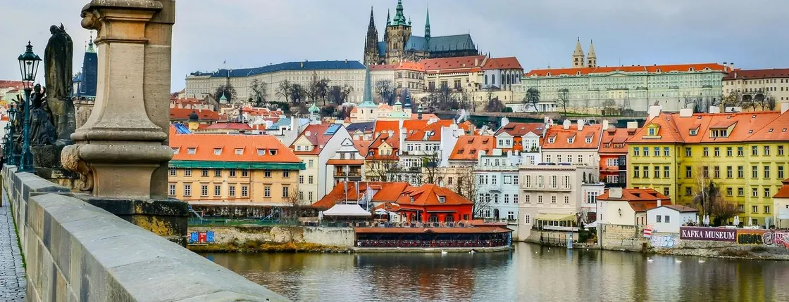 Prague sightseeing bus tour and guided castle walk