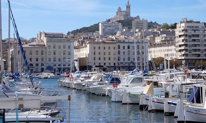 Self guided tour with interactive city game of Marseille