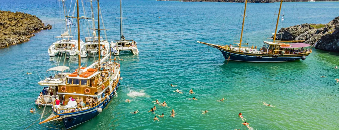 Cruise of the volcanic islands around Santorini