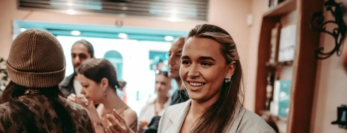 Kraków social bar tour with 1-hour open bar and karaoke