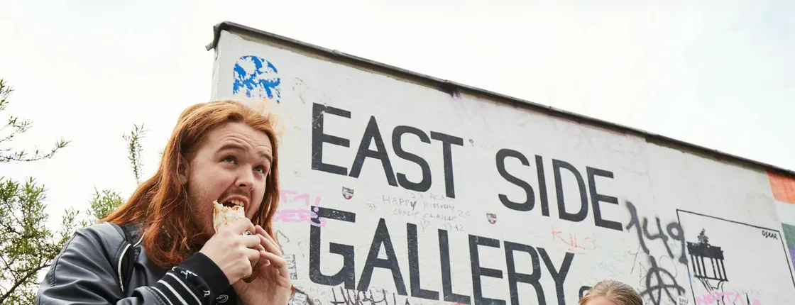 Food and history guided walking tour in East Berlin