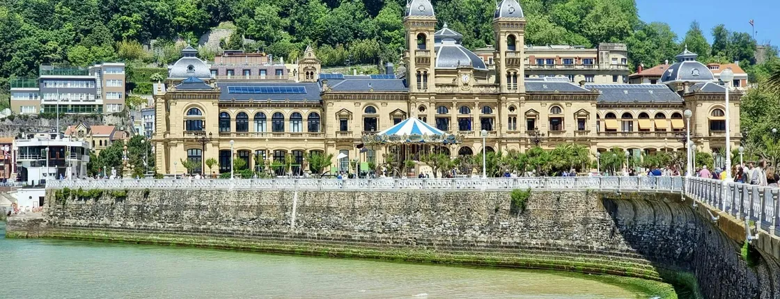 San Sebastián highlights coastal and historic walking tour