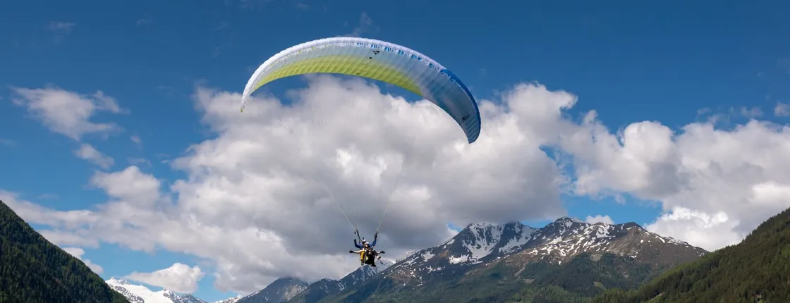 Paragliding tandem flight in the Stubai Valley