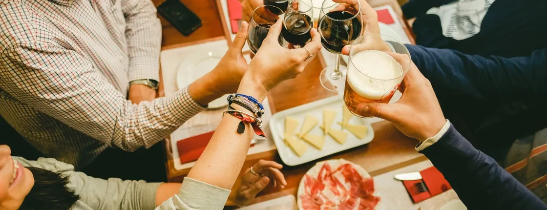 Jewish quarter walking tour with tasty tapas and drinks in Seville