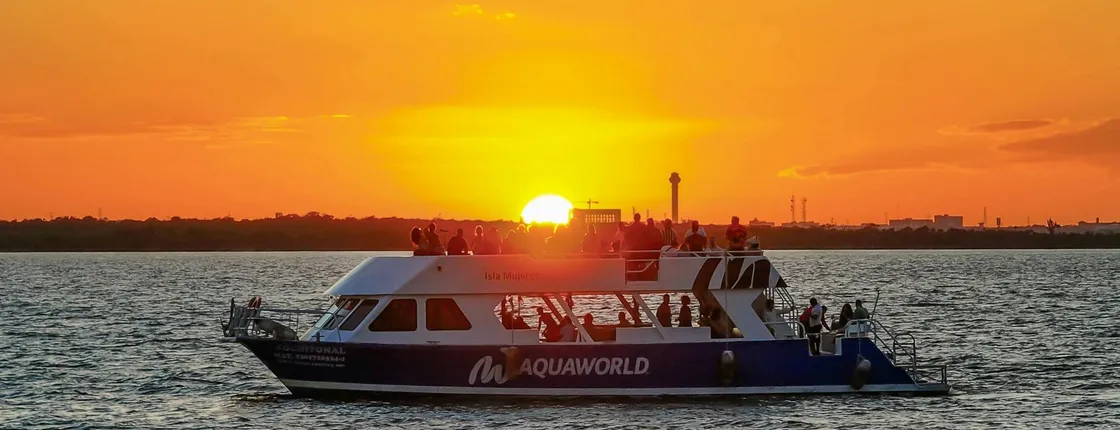 Sunset boat trip on Nichupté Lagoon with live saxophone music
