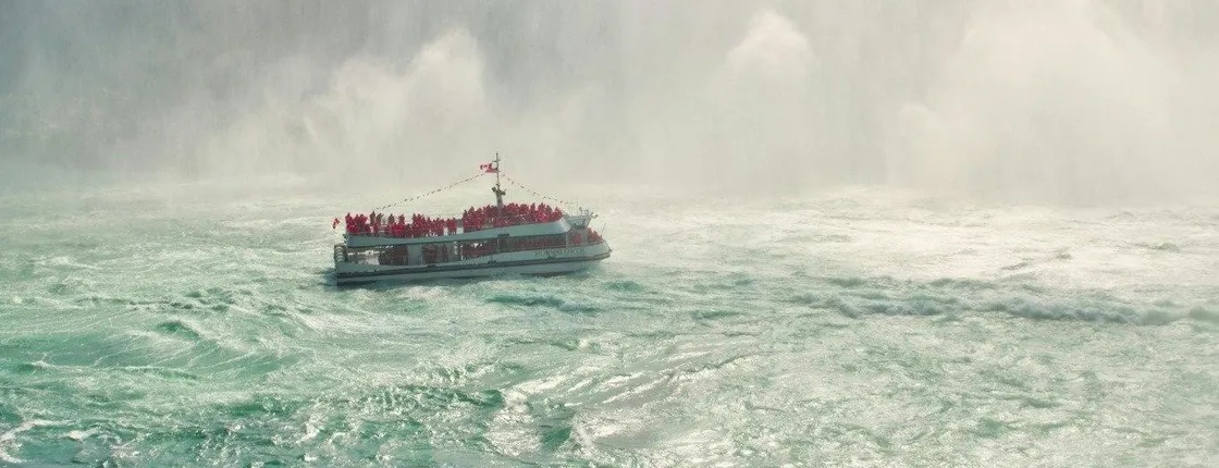 Niagara Falls guided tour with boat ride and maple tasting from the US