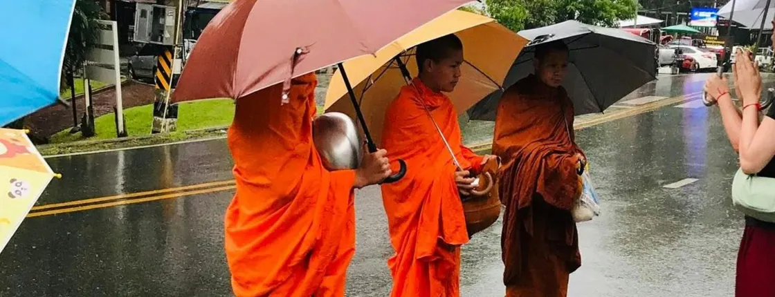 Embrace the Buddhist lifestyle at dawn tour