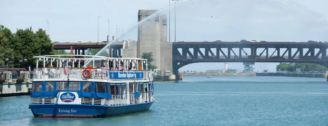 Architecture cruise in Spanish on the Chicago River from Michigan Ave