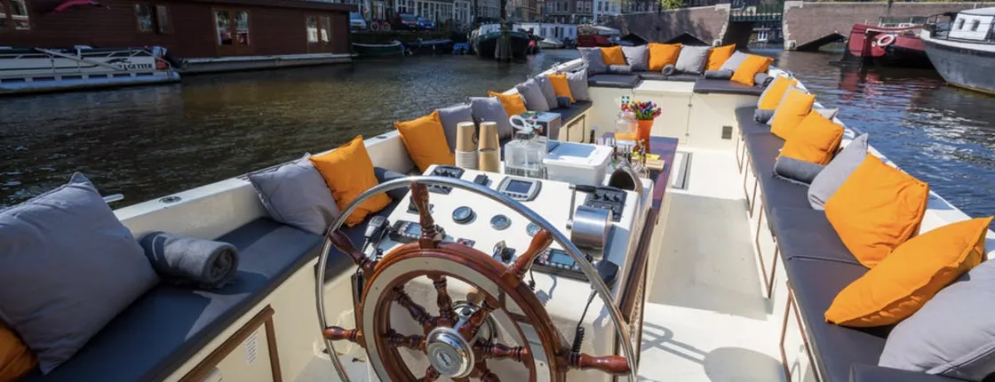 Amsterdam canal cruise with live German commentary