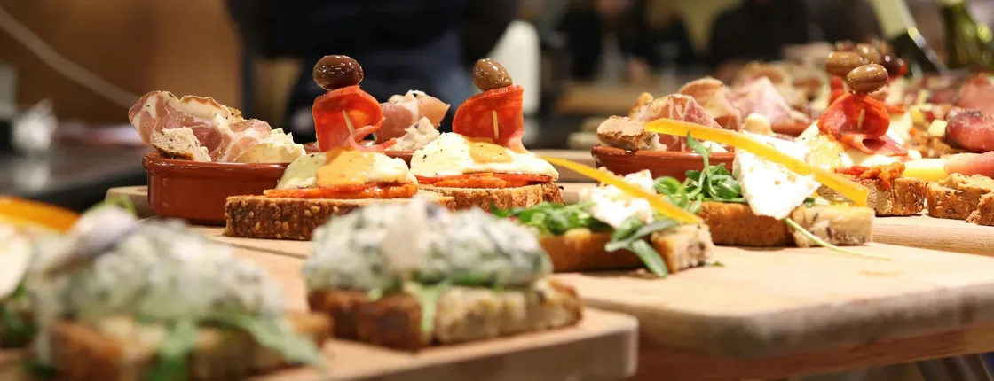 Private pintxos tour with D.O. wines in San Sebastián