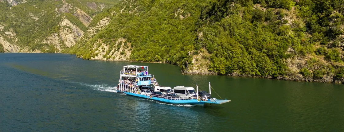 Guided day trip in Koman Lake with boat ride and kayak