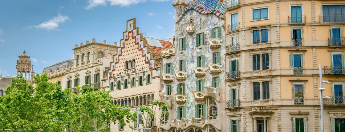 Guided tour to Barcelona's photogenic places with a local