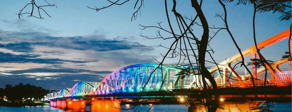 Food tour in Hue by night