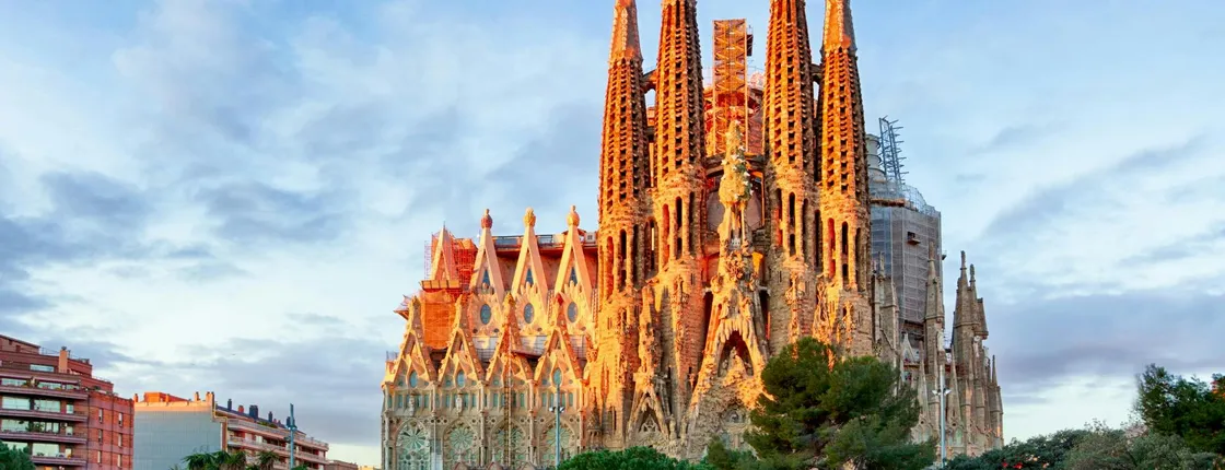 Walking tour by Antoni Gaudí's Modernist landmarks