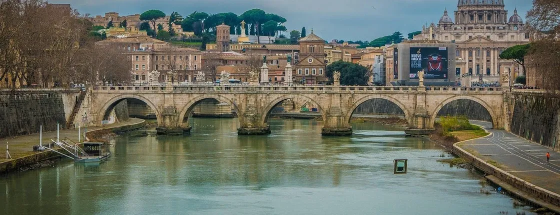 St. Peter's Basilica with reserved entry and Rome's panoramic bus tour