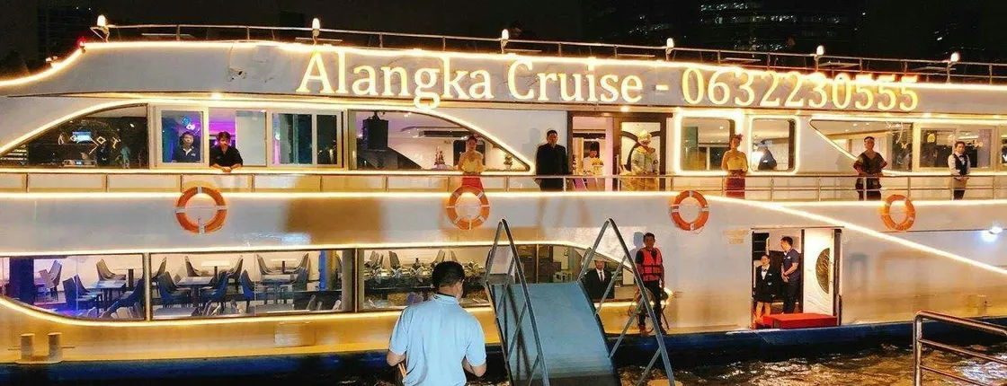Bangkok dinner cruise with buffet, live music and hotel pickup