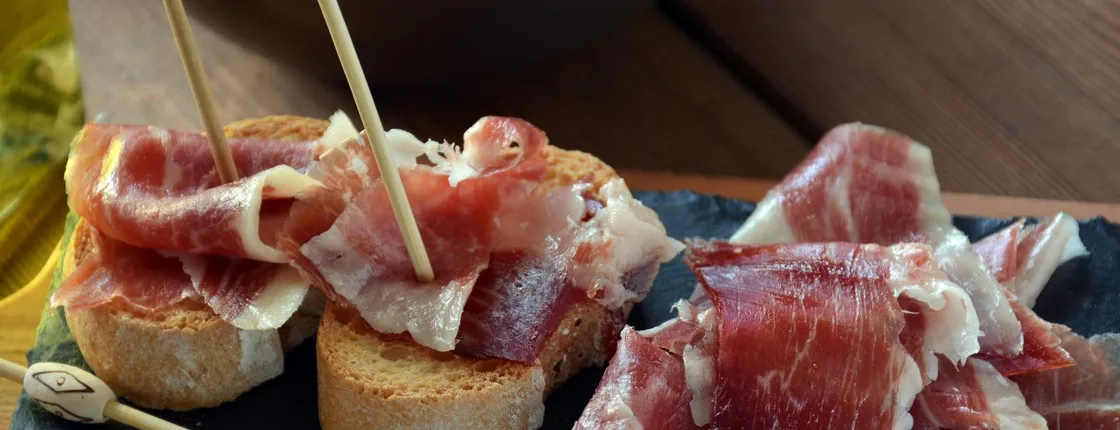 Morning food tour with visit to the Girona local market