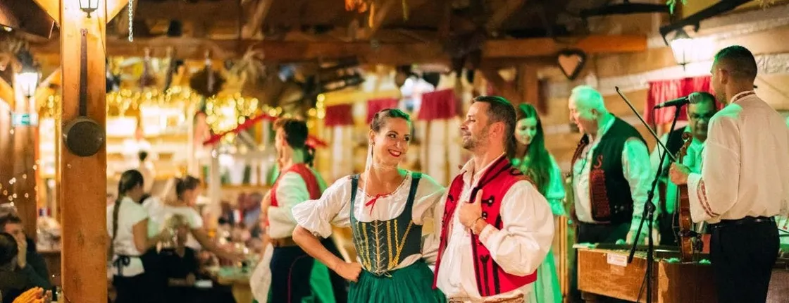 Folklore 4-course dinner in Prague with unlimited drinks and show