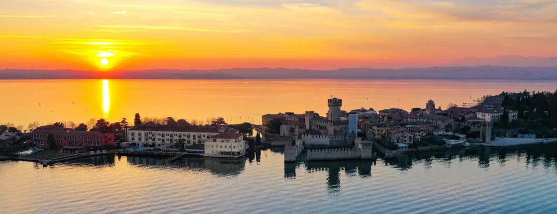 Half-day Lake Garda castles boat tour and wine tasting in Bardolino