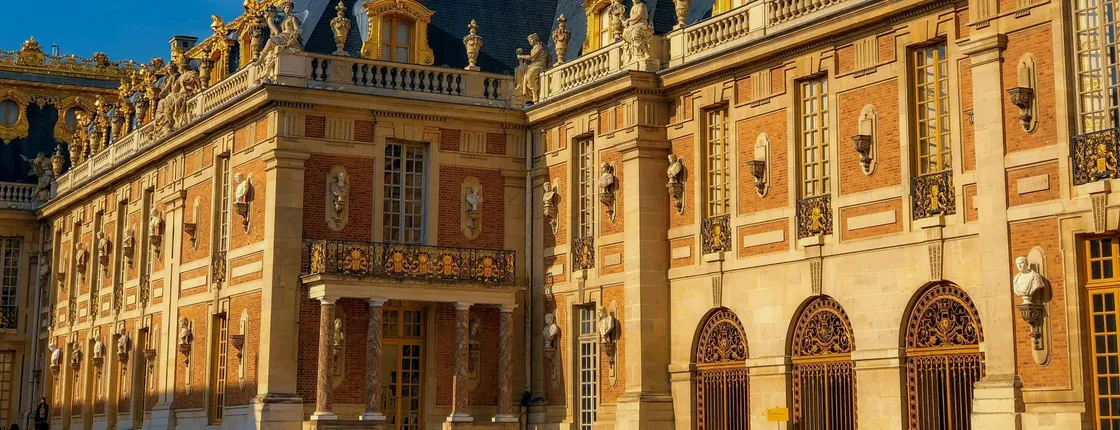 Versailles Palace with guide, entry and round-trip transfer from Paris