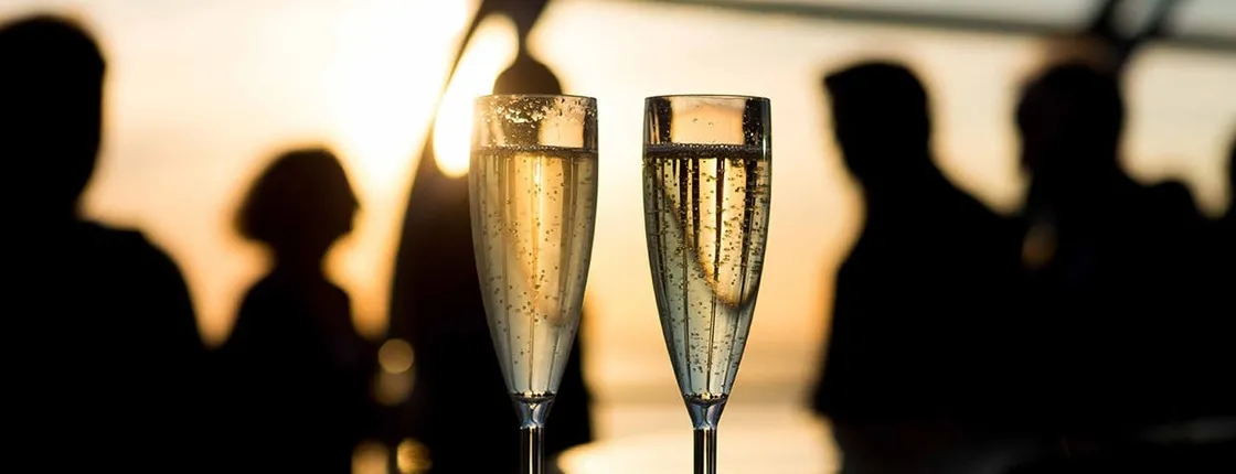 Brighton i360 sky bar 360 tickets with glass of champagne