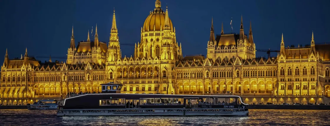 Budapest nighttime or daytime sightseeing cruise