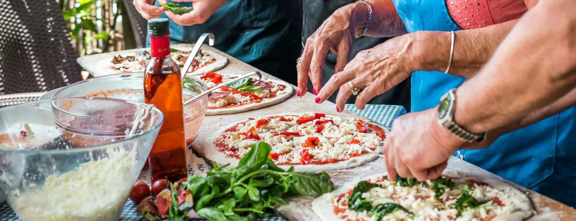 Traditional pizza-cooking class in Sorrento with limoncello-tasting