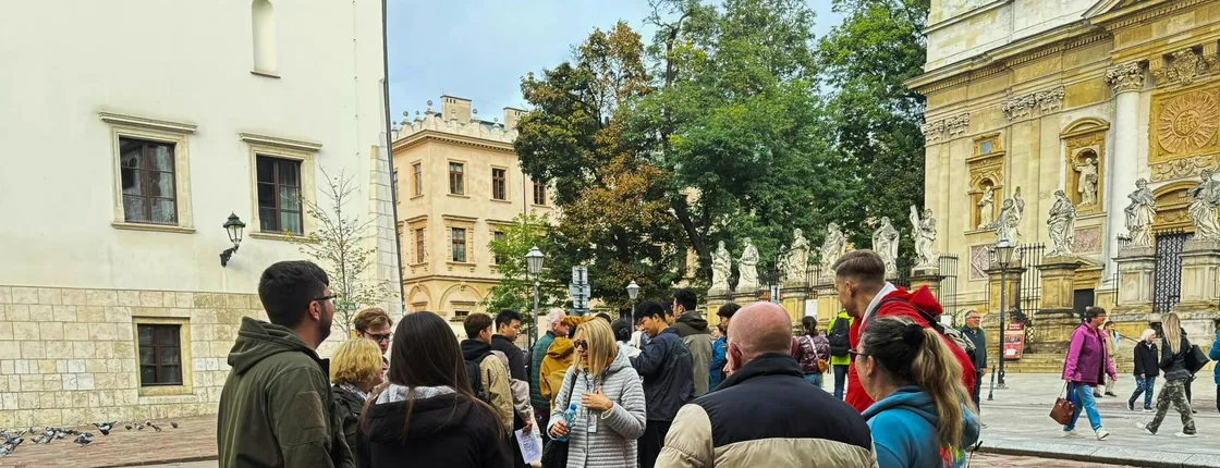 Krakow Old Town Short Walking Tour with St. Mary's Basilica Entrance