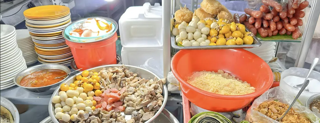 Ho Chi Minh City food tour with live music experience