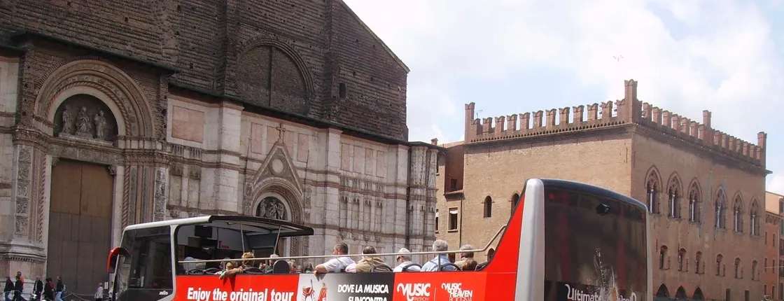Bologna City Red Bus tour and tasting of local products