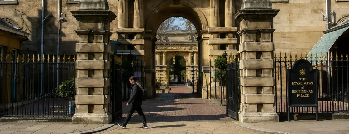 The Royal Mews at Buckingham Palace ticket, city audio guide and eSIM