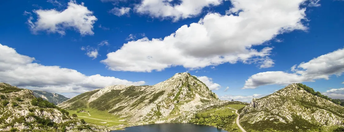 Full-day Covadonga Lakes and Cangas de Onís guided tour from Llanes