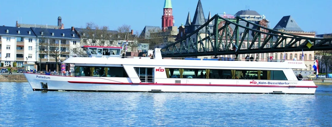 Panorama river boat cruise in Frankfurt