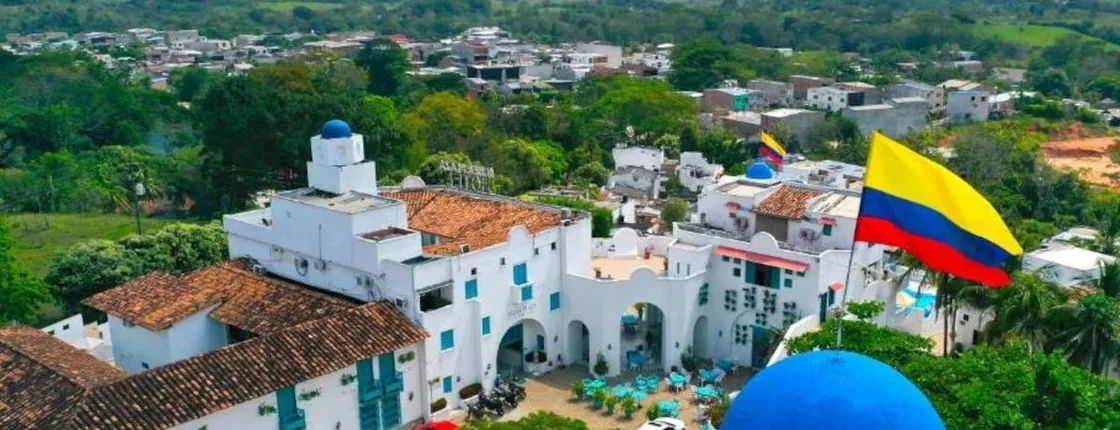 Santorini Colombiano and Hacienda Nápoles tickets and guided tour