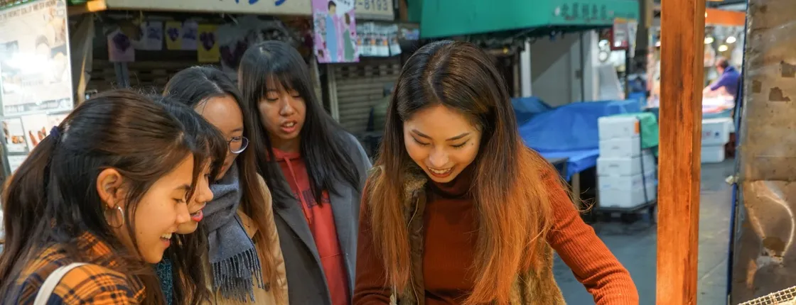 Kuromon Market food walking tour in Osaka