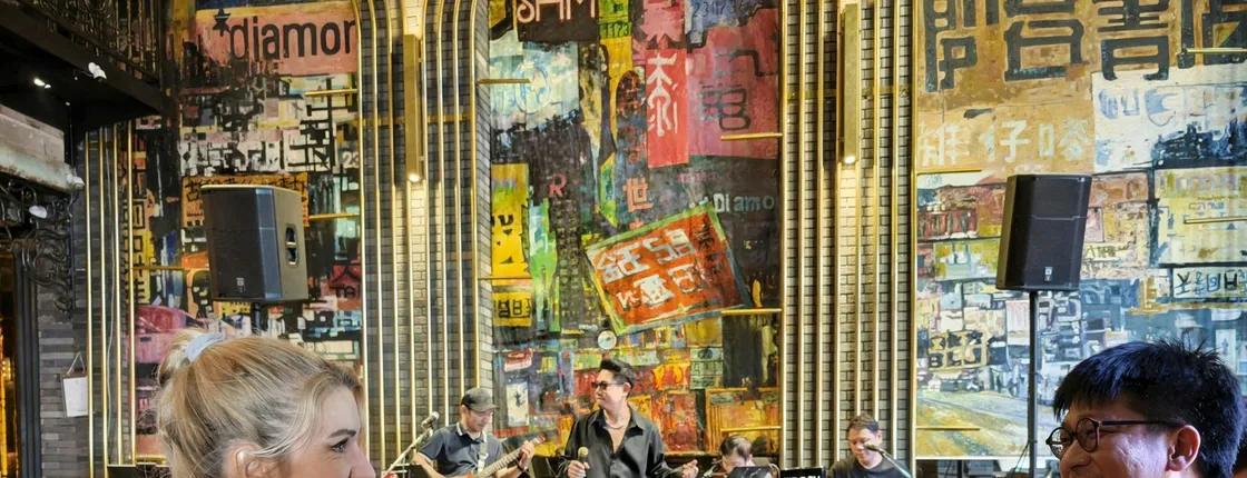 Bangkok night tour in local bars with live music and drinks