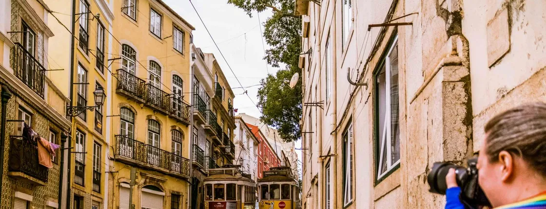 Alfama photo walk experience with a local photographer in Lisbon