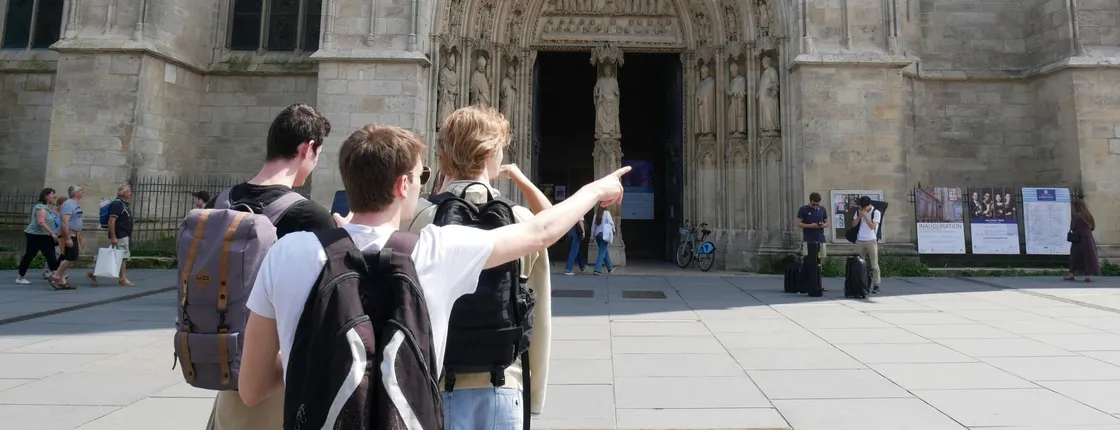 Outdoor treasure hunt with virtual guide in Bordeaux
