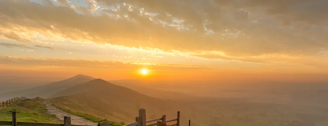 Derbyshire, Peak District and Peak’s Cavern Tour from Manchester