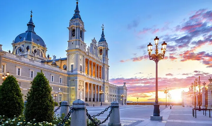 Madrid Scavenger Hunt & Highlights Self-Guided Walking Tour